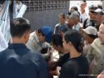 Momen Presiden Prabowo Peluk Bocah yang Bangunkan Ibunya saat Banjir Bali: Kamu Pahlawan