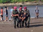 Aksi Heroik Prajurit Marinir Selamatkan Nelayan Pingsan di Tengah Ombak Laut Selatan Jember