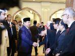 Presiden-Indonesia-Prabowo-Subianto-menyalami-masyarakat-Indonesia-di-Doha-Qatar.jpg