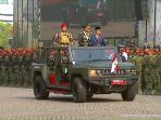 Presiden-Joko-Widodo-mengecek-kesiapan-para-prajurit-untu.jpg