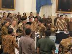 Batik Coklat Warnai Sidang Kabinet Prabowo-Gibran di Momen Satu Tahun Pemerintahan