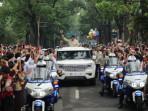 Disambut Warga Bandung di Tengah Hujan, Presiden Prabowo Tiba di Stadion Siliwangi