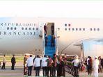 Presiden-Prancis-Emmanuel-Macron-dan-Brigitte-Macron-di-pesawat-Bandara-Internasional-Yogyakarta.jpg