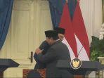 Presiden-RI-Prabowo-Subianto-memeluk-Perdana-Menteri-Malaysia-Dato-Seri-Anwar-Ibrahim.jpg