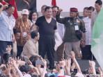 Prabowo Buka Baju di Atas Panggung Lalu Dilempar ke Kerumunan Buruh