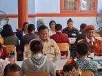 Momen Presiden Prabowo Makan Bareng Siswa Sekolah Rakyat di Tabanan Bali,  Tempat Makannya Ompreng