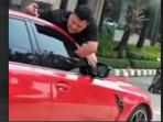 Viral Pria Bergelantungan di Kap Mobil Merah di Grogol Jakbar, Polisi Selidiki Penyebab Keributan