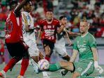 Privat-Mbarga-Bali-United-melepaskan-tembakan-ke-arah-Sonny-Stevens-Dewa-United.jpg