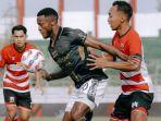 Privat-Mbarga-berebut-bola-dengan-Nur-Diansyah-di-laga-Madura-United-vs-Bali-United.jpg