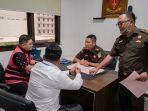 Proses-pelimpahan-tersangka-kasus-impor-gula-oleh-Kejagung-kepada-Penuntut-Umum.jpg