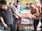 Proses-penyerahan-tujuh-jenazah-korban-kebakaran-pabrik-pakan-ternak-213.jpg