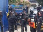 BREAKING NEWS: Puluhan Brimob Bersenjata Lengkap Tiba di Lokasi Ledakan Pamulang