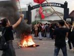Demo di Kota Sukabumi Ricuh, Mahasiswa di Medan Bakar Ban di Depan Kantor Kodim