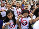 Puluhan-pemuda-Kristinia-di-Filipina-melakukan-unjuk-rasa.jpg