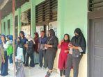Puluhan-wali-murid-dan-alumni-mendatangi-SMKN-3-Depok-untuk-mengambil-ijazah-yang-sempat-ditahan.jpg