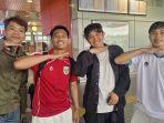 Radu-kedua-dari-kiri-bersama-tiga-rekannya-saat-hendak-menyaksikan-laga-Jepang-vs-Indonesia.jpg