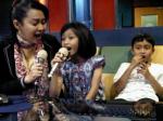 Ratna-Listy-berkaraoke-bersama-anak-anaknya.jpg
