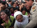Ratusan-Warga-Berebut-Daging-Kurban_2.jpg