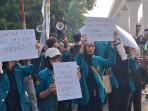 Mahasiswa UNJ Bawa Poster 'Setop MBG', Pengendara Beri Dukungan Lewat Klakson