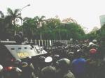 Ratusan-polisi-bubarkan-demonstrasi.jpg