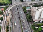 4 Fakta Viral Penumpang LRT Jabodebek Jalan di Pinggir Rel, KAI Ungkap Penyebab, Layanan Normal Lagi