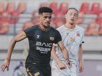 Ricky-Kambuaya-saat-menggiring-bola-di-laga-Dewa-United-vs-Madura-United-di-Liga-1.jpg