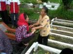 Rieke-Kunjungi-makam-Ibunnya-di-Garut.jpg