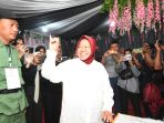 Gaya Risma saat Nyoblos, Pakai Kemeja Putih dan Diantar Emak-emak Jalan Kaki ke TPS