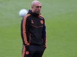 Roberto-Di-Matteo-awasi-pemain-latihan-topeng-monyet.jpg