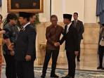 Rocky Gerung Tertawa Lepas saat Salami Prabowo di Istana Hingga Rangkul Gibran usai Reshuffle