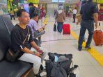 Rusmanto-34-duduk-di-ruang-tunggu-Stasiun-Gambir.jpg
