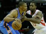 Russell-Westbrook-leatin-lawannya-bawa-basket.jpg