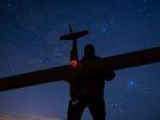 SERANGAN-MALAM-Seorang-tentara-Ukraina-tengah-menyiapkan-drone-serang.jpg