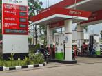 Ramainya SPBU Pertamina di Tengah Langkanya BBM di SPBU Swasta