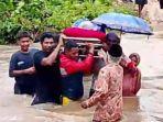 VIRAL Warga Seram Bagian Timur Bertaruh Nyawa Terjang Banjir Sungai Madoul Menandu Warga yang Sakit
