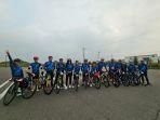 Saleh-Husin-berfoto-bersama-peserta-Shimanami-Cycling-2024.jpg