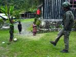 Satgas-Ops-Damai-Cartenz-Bermain-Bola-Bersama-Anak-Anak-Puncak-Jaya.jpg