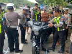 Satlantas-Polres-Situbondo-saat-mengevakuasi-Harley-Davidson.jpg