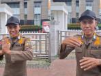 Sosok Dede, Anggota Satpol PP yang Viral karena Jago Bahasa Inggris, Kini Ungkap Triknya