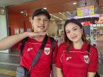 Satrio-dan-Mingku-pasangan-suporter-Timnas-Indonsesia-tiba-di-Stadion-Suita.jpg