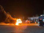 Sebuah-bus-terbakar-setelah-ledakan-di-tempat-parkir-di-Bat-Yam-Tel-Aviv.jpg