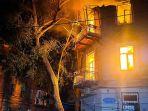 Sebuah-rumah-terbakar-setelah-serangan-drone-Rusia-menghantam-Odesa.jpg