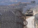 Sebuah-tank-Israel-bermanuver-di-dekat-Garis-Alpha-yang-memisahkan-Dataran-Tinggi-Golan.jpg