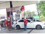 Harga BBM Nonsubsidi Naik Gila-gilaan, Mobil Mewah Masih Isi Pertamax Turbo di SPBU Kemang