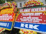 Sejumlah-karangan-bunga-berjejer-di-Rumah.jpg