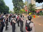 Sejumlah-personel-Polda-Metro-Jaya-melakukan-apel-persiapan-sebelum-melakukan-patroli-skala-besar.jpg