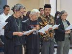 Sejumlah-tokoh-masyarakat-dan-organisasi-masyarakat-sipil-membacakan-petisi-penolakan.jpg