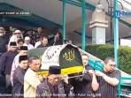 Sejumlah-warga-mengangkat-jenazah-Antasari-Azhar-usai-disalatkan-di-Masjid-Asy-Syarif-BSD.jpg