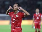 Beckham Putra Tersulut Emosi, Kevin Diks Pasang Badan Hadapi Suporter di GBK
