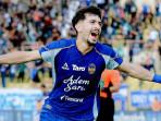 Selebrasi-pemain-PSIM-Rakhmatsho-Rakhmatzoda-saat-mencetak-gol-ke-gawang-Bhayangkara.jpg
